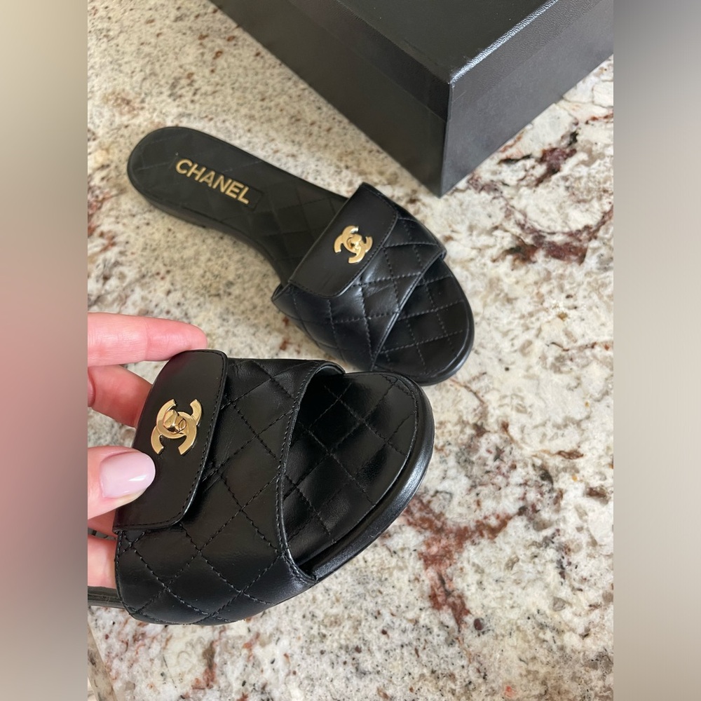 Chanel Turnlock Quilted Black Slides - Size EU 39 / US 8 - Excellent condition - Picture 11 of 16